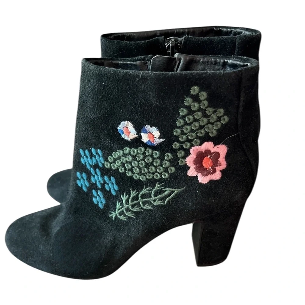 NANETTE LEPORE Beverly Black Suede Embroidered Boots Size 8.5 Heel 1770-17